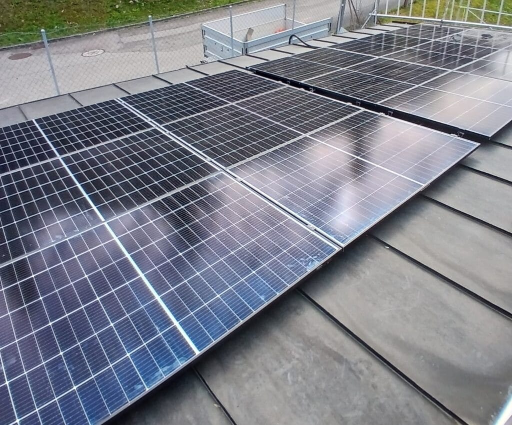 Nachhaltige Energie für das Schwimmbi Waldenburg: Unsere neue Photovoltaikanlage