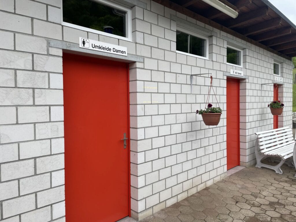 Frisch gestrichene Türen